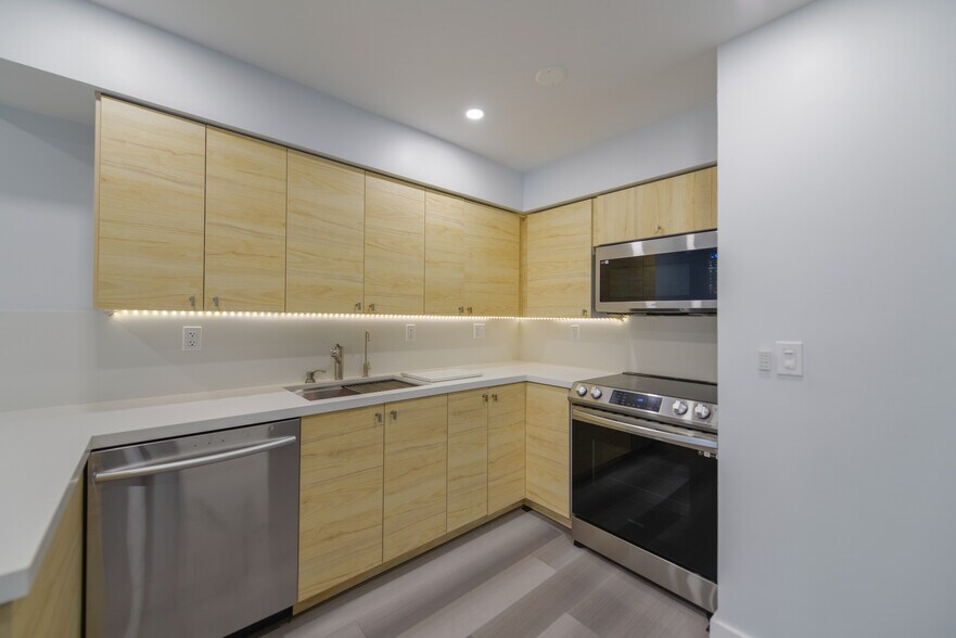 Building Photo - 1800 NW 24th Ave