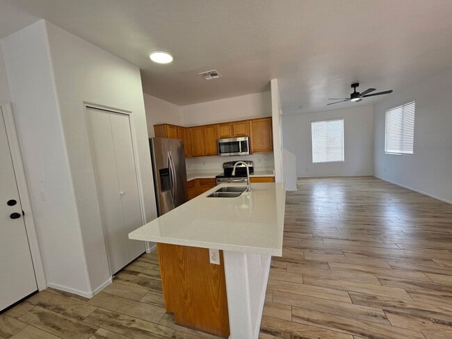 Building Photo - 51st Ave and Broadway, 3 bed, 2.5 bath, Fr...