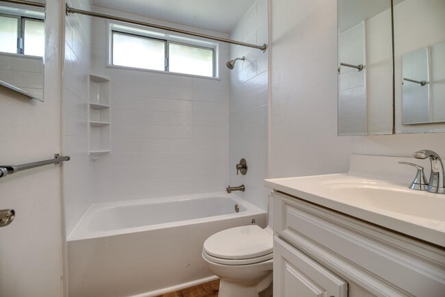 Building Photo - 250 Gloxina St