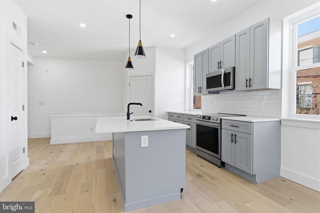 Building Photo - 2724 E Somerset St