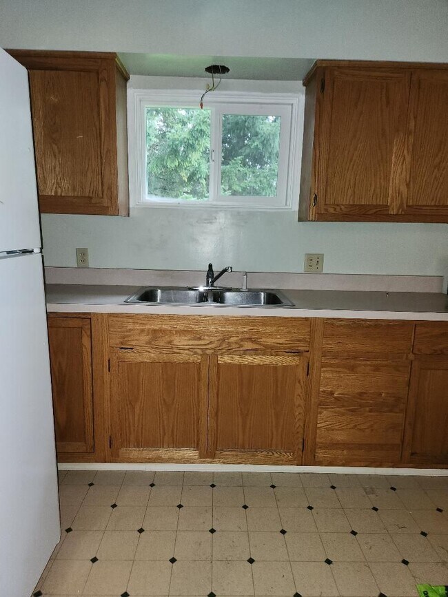 Building Photo - 3 bedroom 1 Bath House on Well