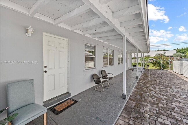 Primary Photo - 1125 NE 5th Ave