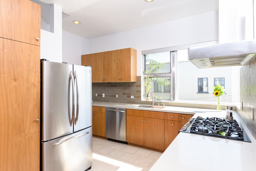 Building Photo - 1513 S Orange Grove Ave