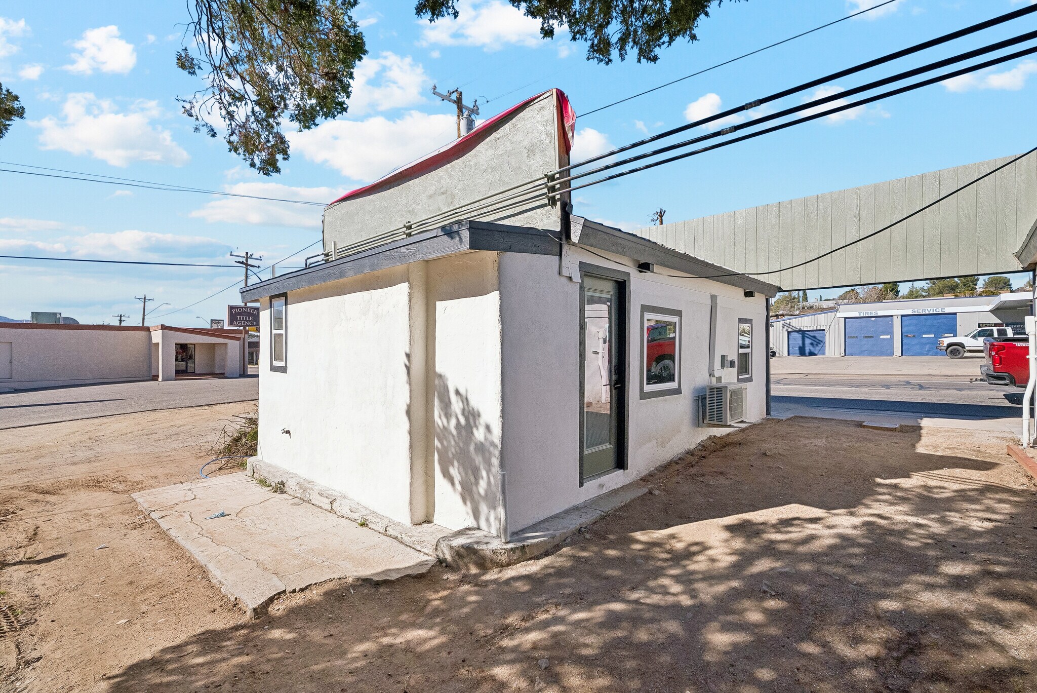 Building Photo - 890 E Ash St