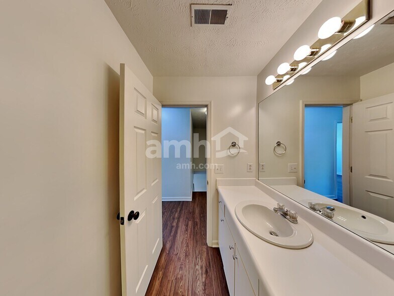Building Photo - 1419 Westview Dr