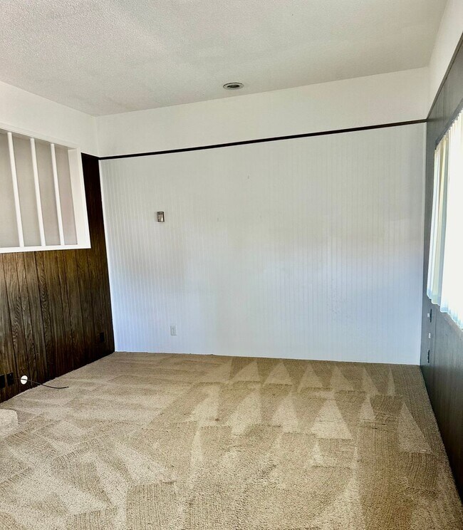 Building Photo - 2.2. miles to Sky Lakes Medical Center and...
