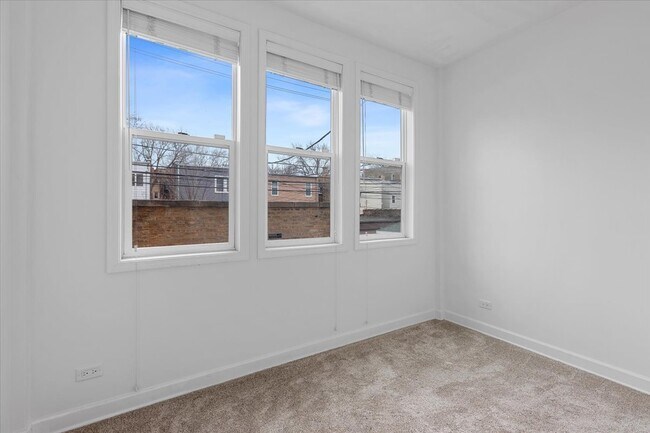 Building Photo - 6445 N Greenview Ave