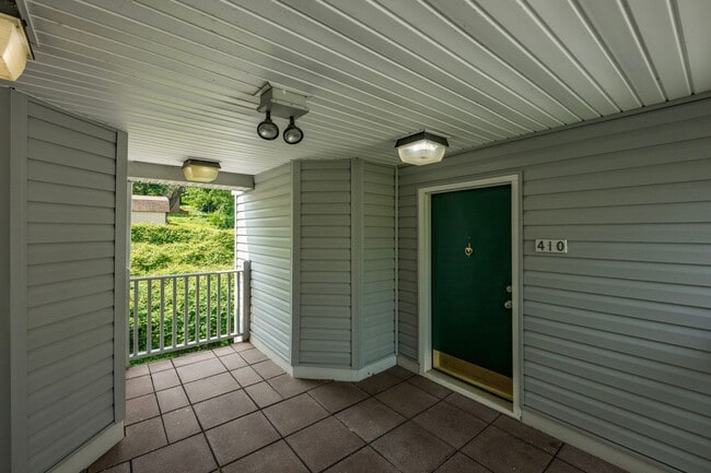 Building Photo - Luxurious 2 Bed 1 Bath Condo With Balcony ...