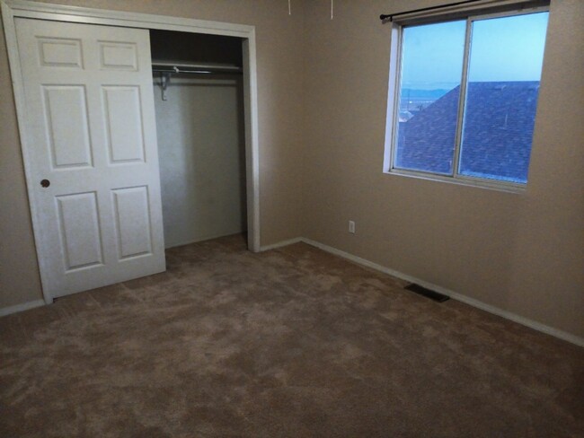 Building Photo - Spacious 2 Bedroom 3 Bathroom!! Pictures a...