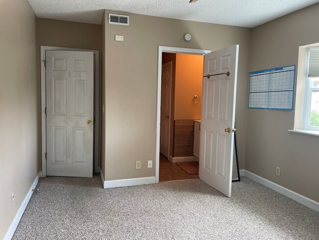 Building Photo - 11th Place Condominiums- 2BD/1.5 BA: Avail...