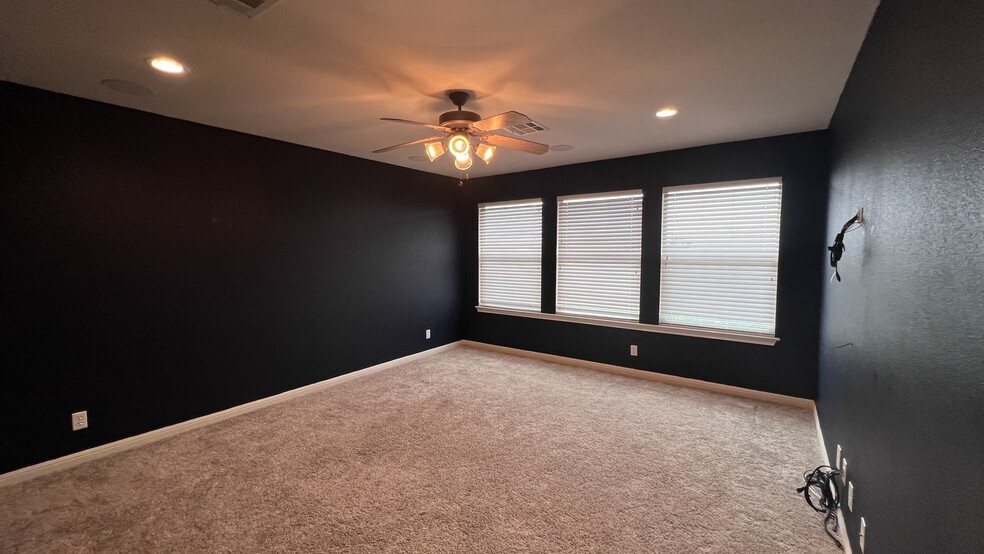 2ndry upstairs living room (opt bdrm) - 18439 Rogers Bend