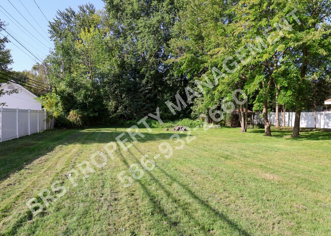 Building Photo - Remodeled Duplex 2 bedroom in Clinton Twp.