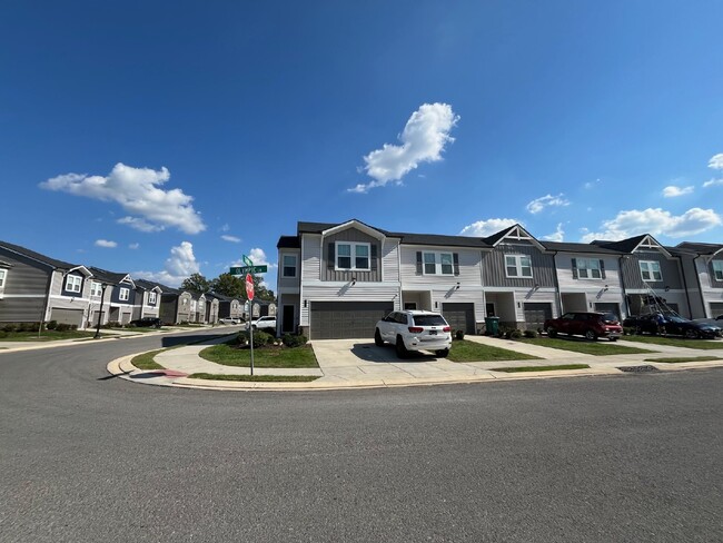 Building Photo - Immaculate End-Unit Townhome in West End S...