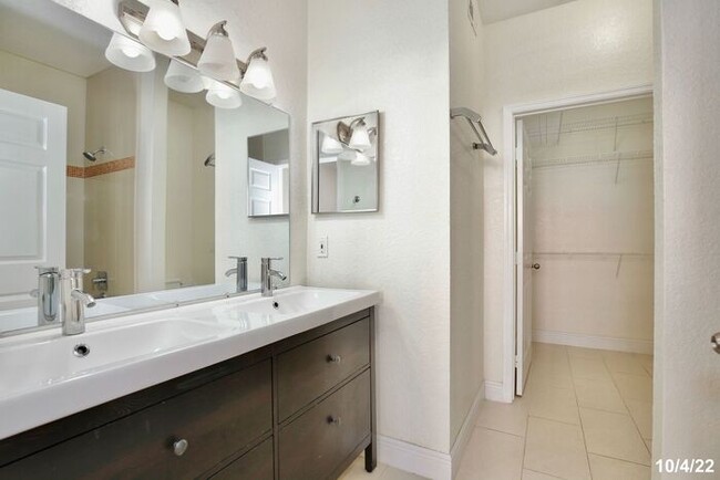 Building Photo - Beautiful 3/2 Spacious Condo with Lawn Car...