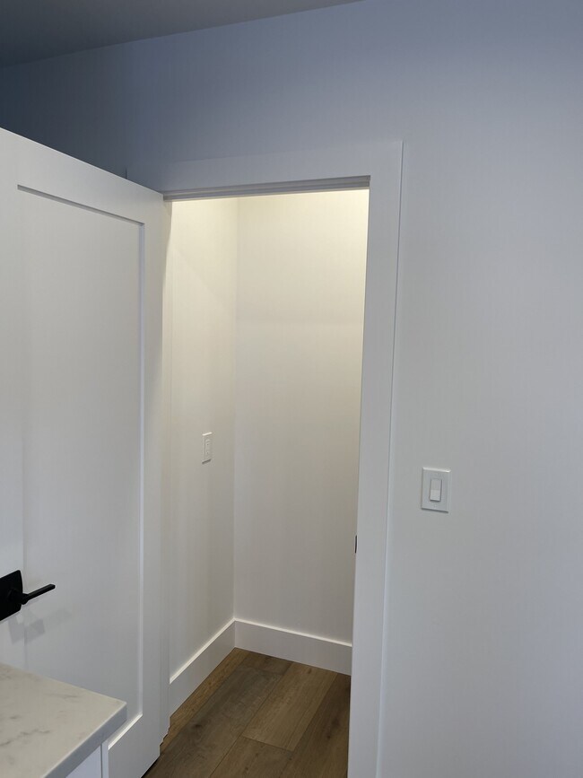 Building Photo - 1536 N Commonwealth Ave