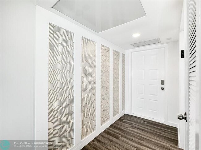 Building Photo - 2950 N Palm Aire Dr