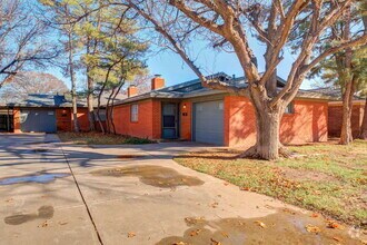 Building Photo - Wonderful 2 Bedroom 1.5 Bathroom Duplex!!!