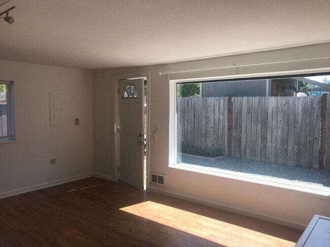 Building Photo - For Rent: Charming 2 Bed 1 Bath Home in th...