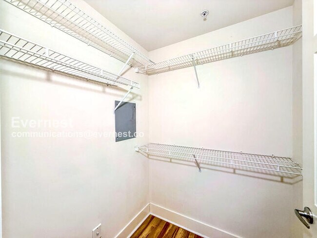 Building Photo - 133 Queen Anne Ave N