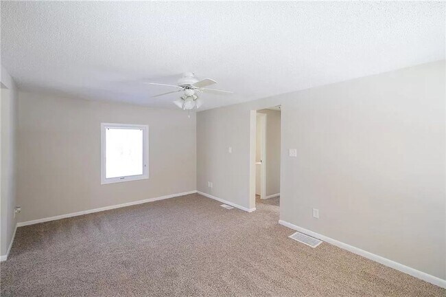 Building Photo - Updated 2 Bed 1 Bath