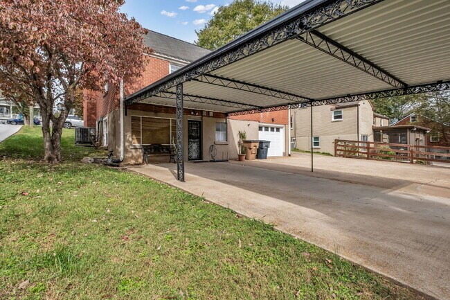 Building Photo - 3 Bedroom/ 2 Bathroom in Rosebank!