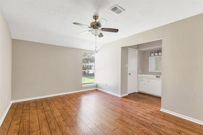 Building Photo - 2022 Fir Springs Dr