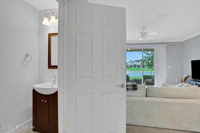 Building Photo - 6846 Roundleaf Dr