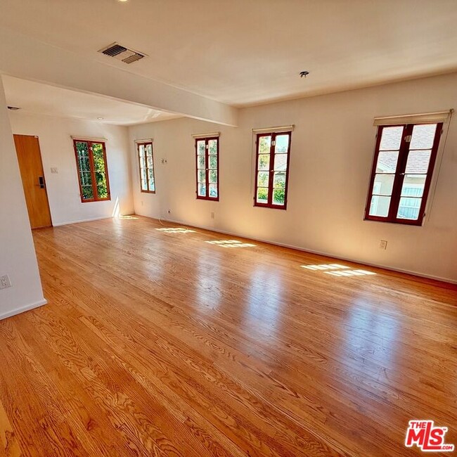 Building Photo - 4246 Lexington Ave
