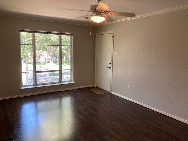 Living room - 6010 E University Blvd