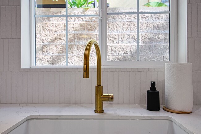 Building Photo - Luxury Living with Massive Private Yard in Downtown Burbank!