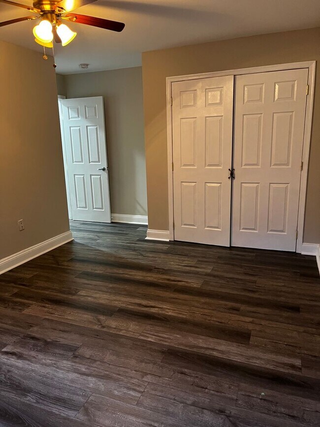 Building Photo - Renovated 2-Bedroom Apartment!!
