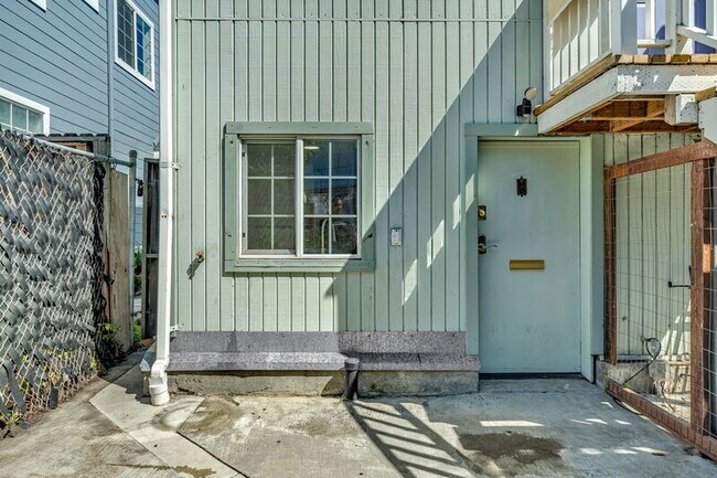 Building Photo - 3421 Haven St