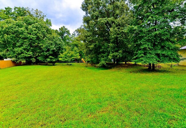 Building Photo - 3704 Oaklawn Rd