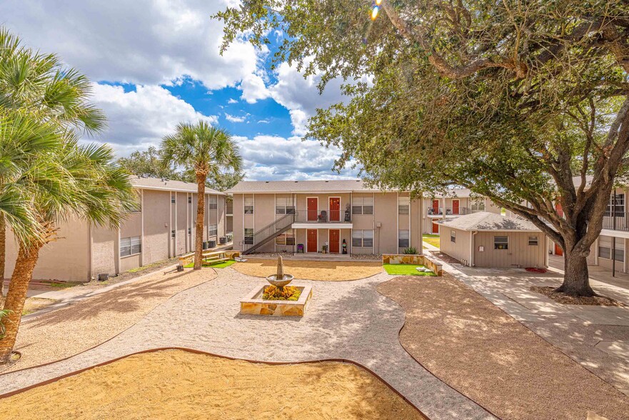 Central Courtyard - Kingsman Apartments