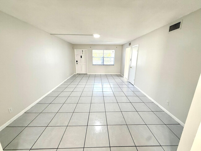 Building Photo - 3880 Woodside Dr