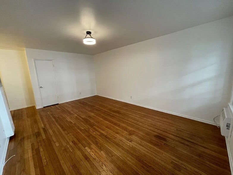 Building Photo - 1124 Glenville Dr