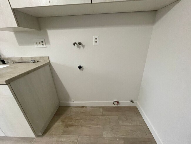 Building Photo - APPLE VALLEY- REFURBISHED 2 BEDROOM , 2 BATHROOM APARTMENT