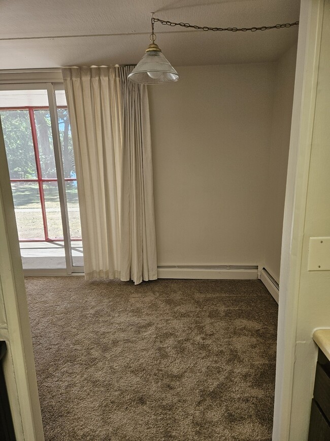 B15 Dining Room - Lake Club Apartments