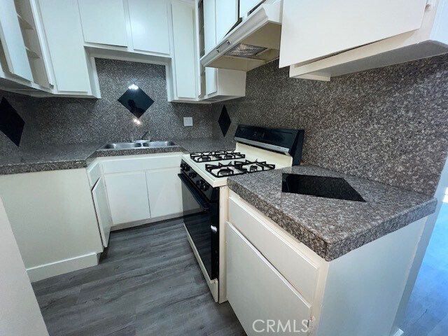 Building Photo - 13717 Chadron Ave