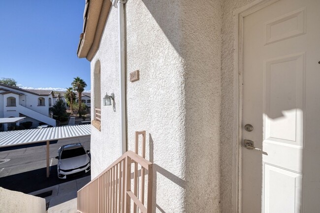 Building Photo - Gated 2 Bedroom 2 Bath Condo on the Second Floor