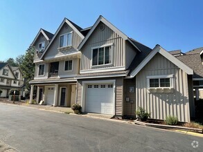 Building Photo - Spacious 2 Bed 2.5 Bath Townhome with Atta...