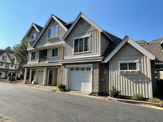 Primary Photo - Spacious 2 Bed 2.5 Bath Townhome with Atta...