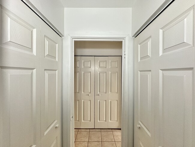 Building Photo - 6830 N Sheridan Rd