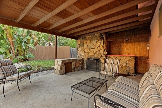 Building Photo - Charming Single-Story Pool Home in Prime Northridge Location