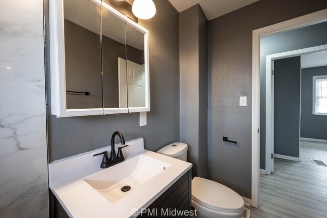 Building Photo - Cozy 2 Bedroom Apartment in Indianapolis w...