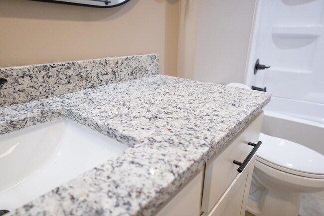 Building Photo - 516 Claremoor Ave