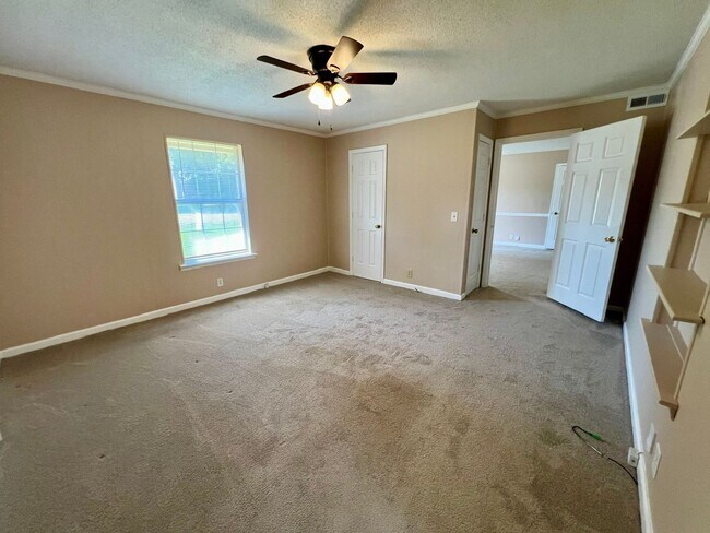 Building Photo - 2563 Carriage Dr