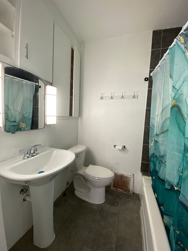 Building Photo - 3 Bedroom Single Family Home with Gleaming...