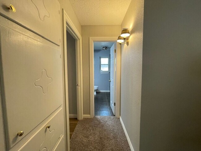 Building Photo - 220 Shady Lake Dr