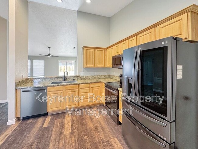 Building Photo - 770 S Ahsahka Way